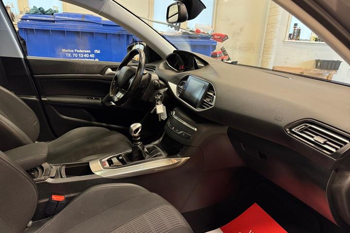 Grå Peugeot 308 fra 2020