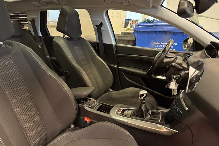 Grå Peugeot 308 fra 2020