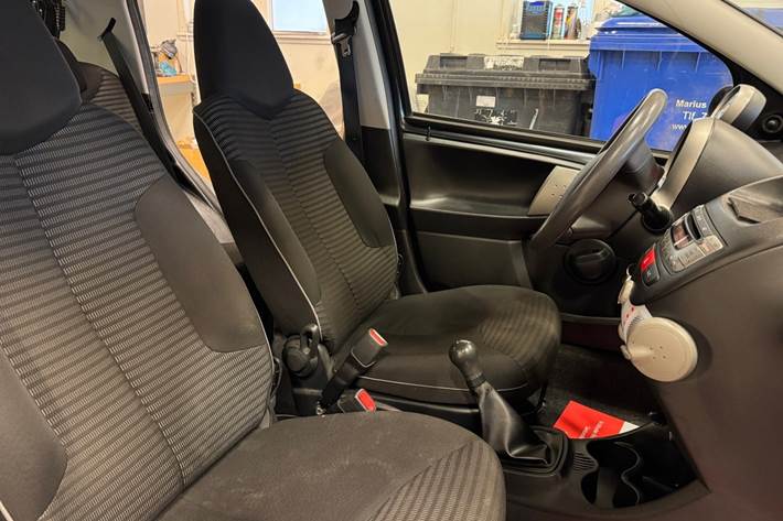 Sort Peugeot 107 fra 2013