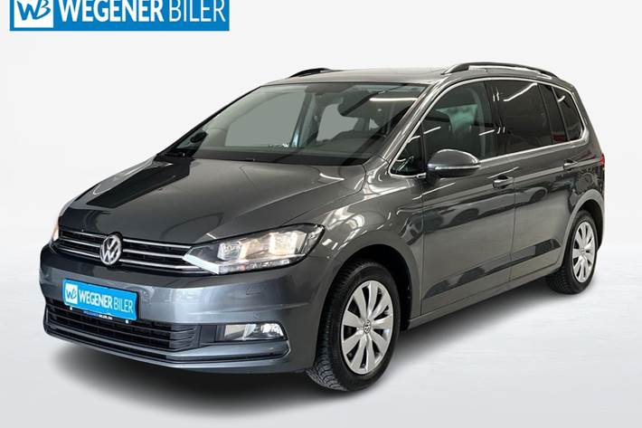 Grå VW Touran fra 2017 set udefra