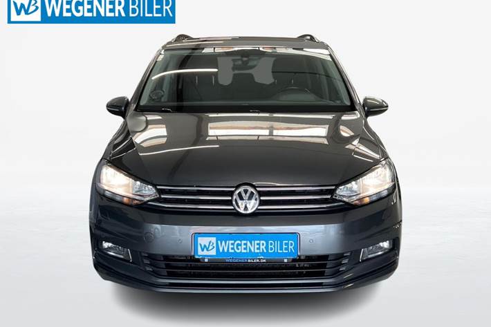 Grå VW Touran fra 2017