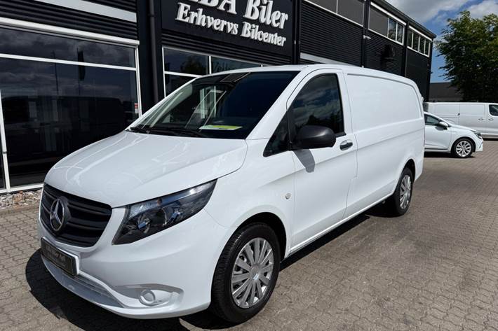 Hvid Mercedes Vito 114 fra 2020 set udefra