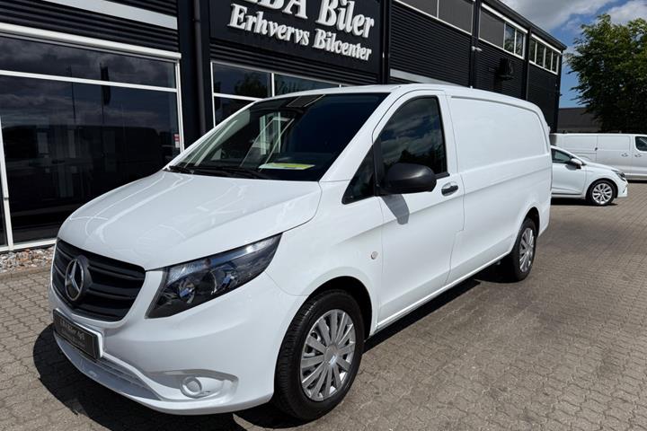 Hvid Mercedes Vito 114 fra 2021 set udefra