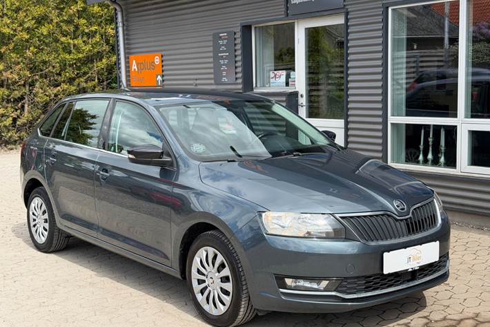 Grå Skoda Rapid fra 2018 set udefra