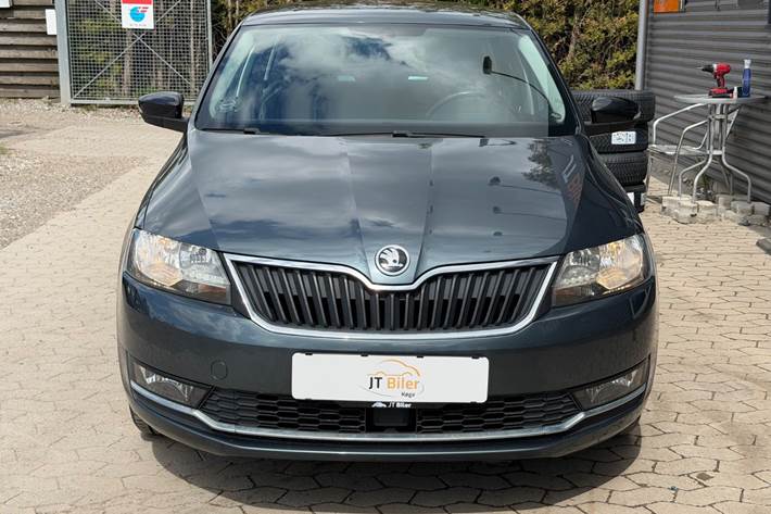 Grå Skoda Rapid fra 2018