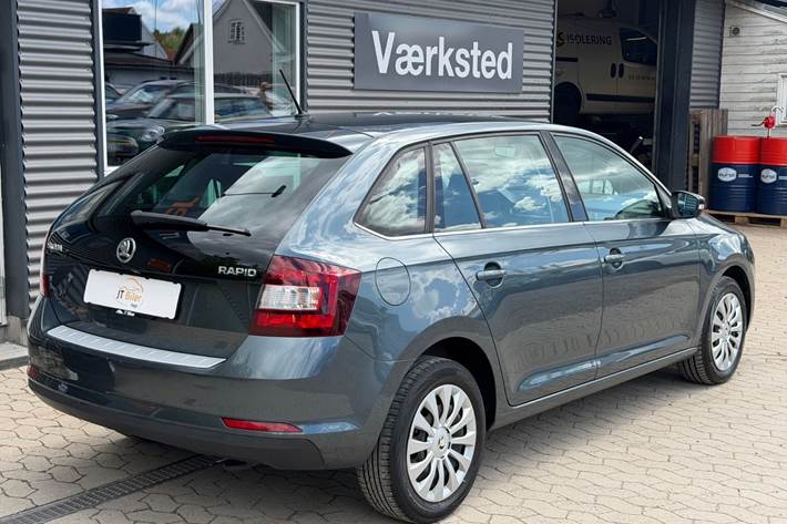 Grå Skoda Rapid fra 2018