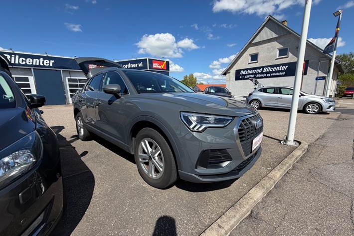 Grå Audi Q3 fra 2022 set udefra