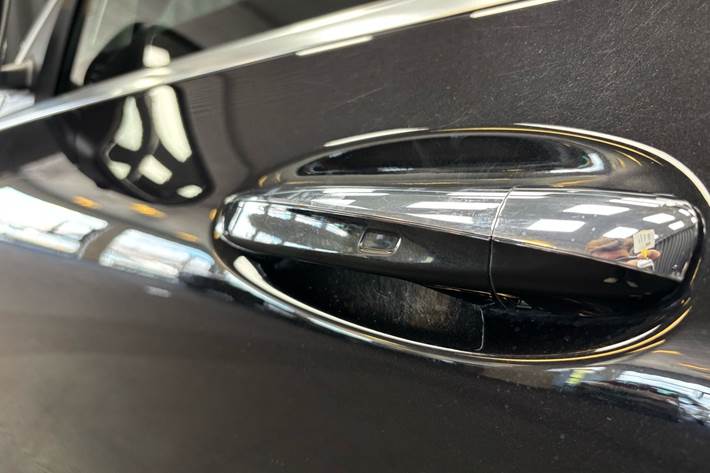 Sort Mercedes EQC 400 fra 2020