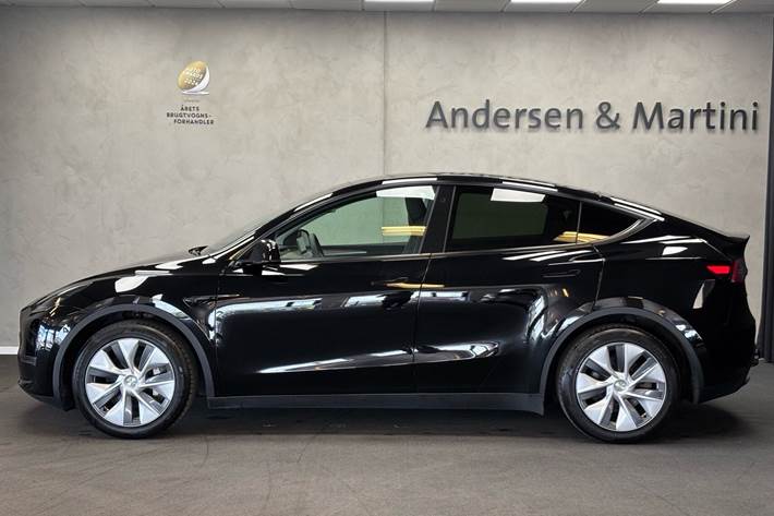 Sort Tesla Model Y fra 2023