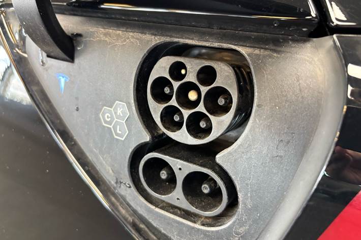 Sort Tesla Model Y fra 2023