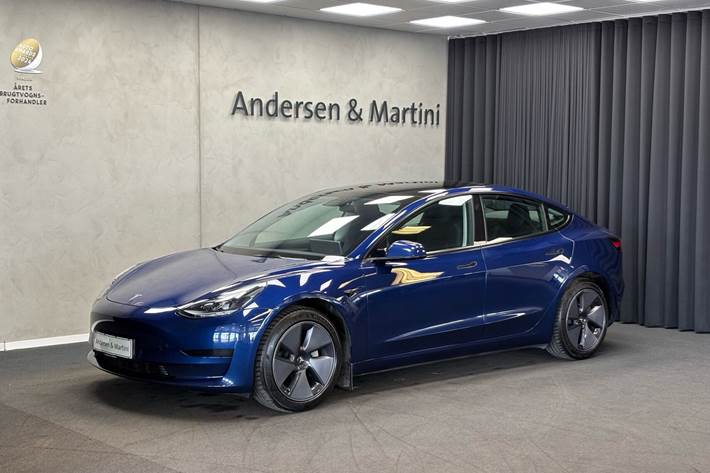 Blå Tesla Model 3 fra 2022