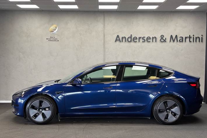 Blå Tesla Model 3 fra 2022