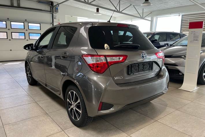 Bronze Toyota Yaris fra 2018