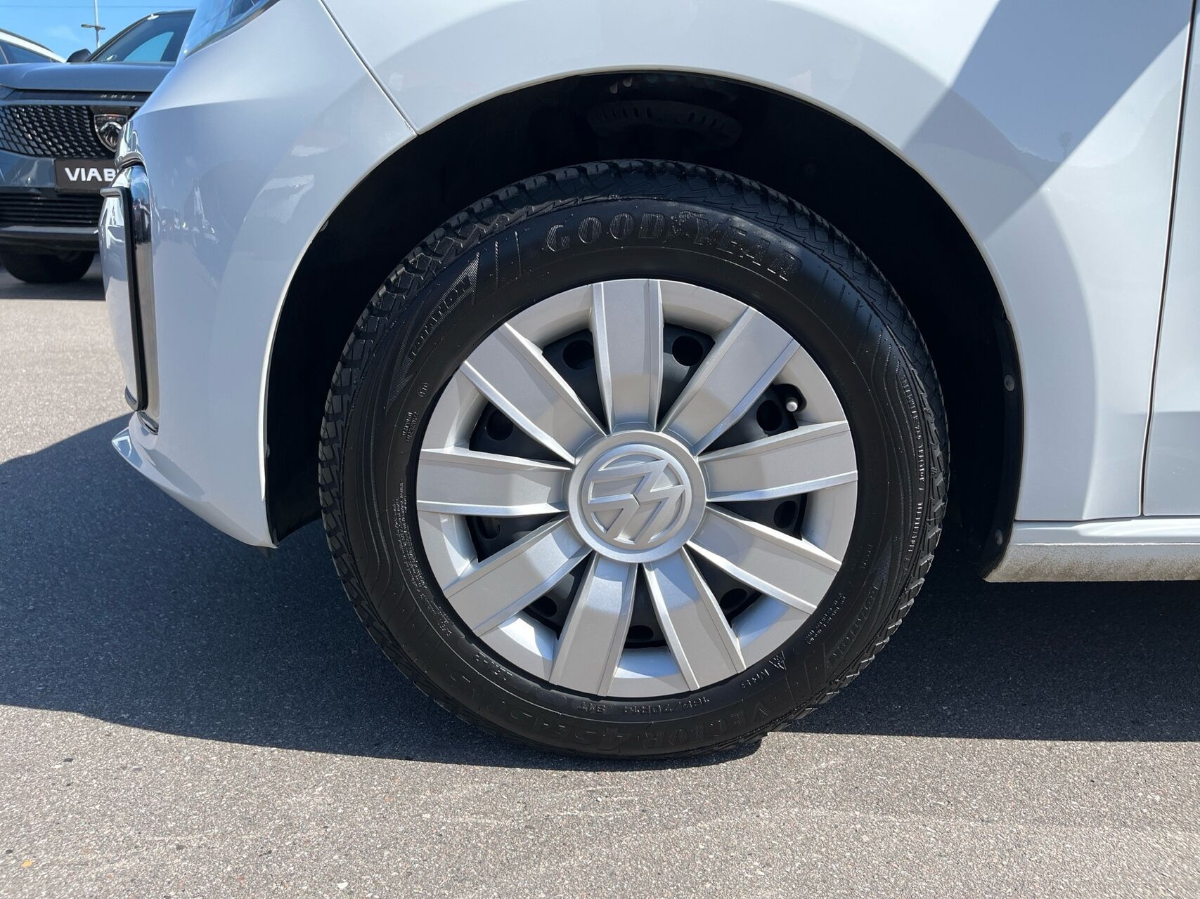 Hvid VW e-up fra 2021