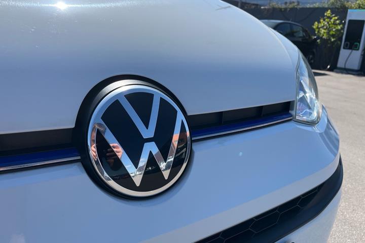 Hvid VW e-up fra 2021