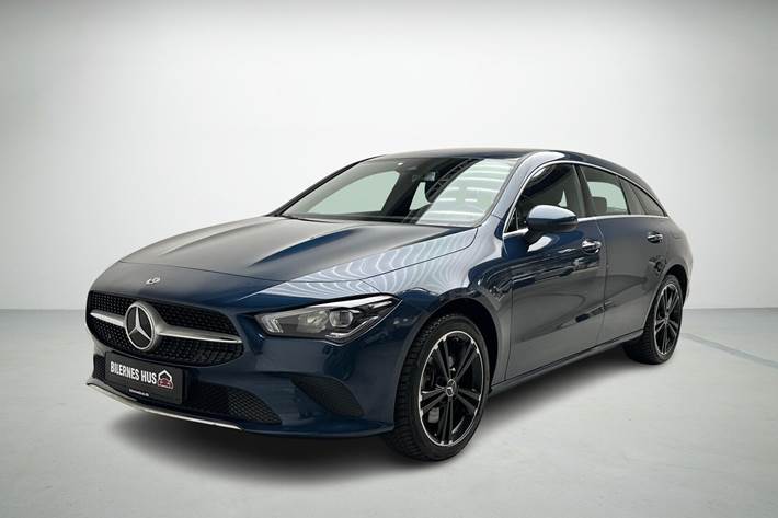 Blå Mercedes CLA250 e fra 2020 set udefra