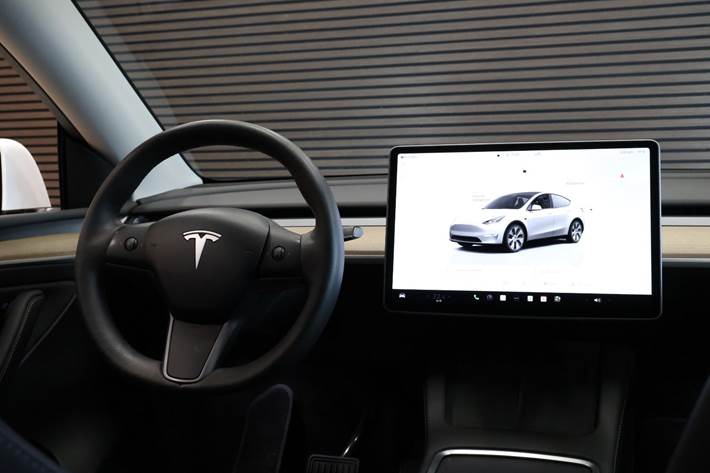 Hvid Tesla Model Y fra 2022