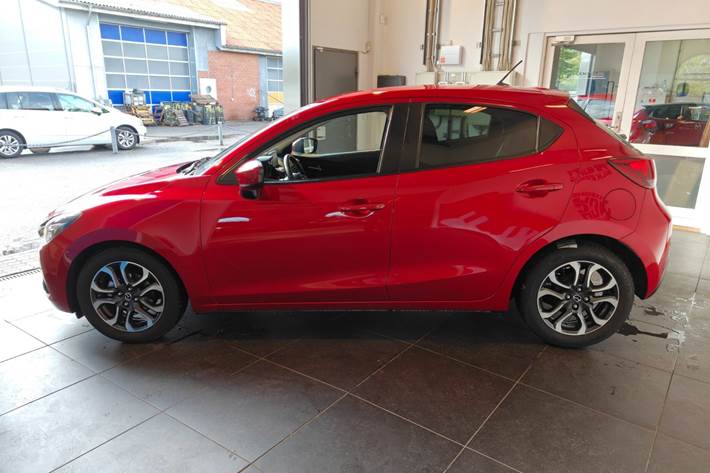Rød Mazda 2 fra 2015