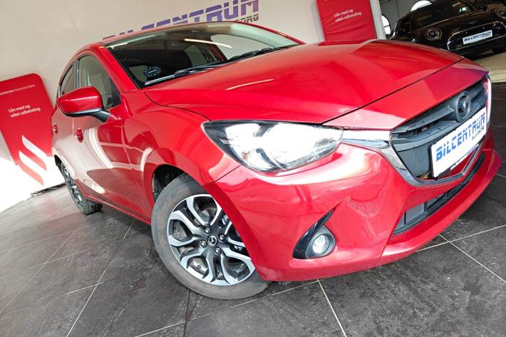 Rød Mazda 2 fra 2015