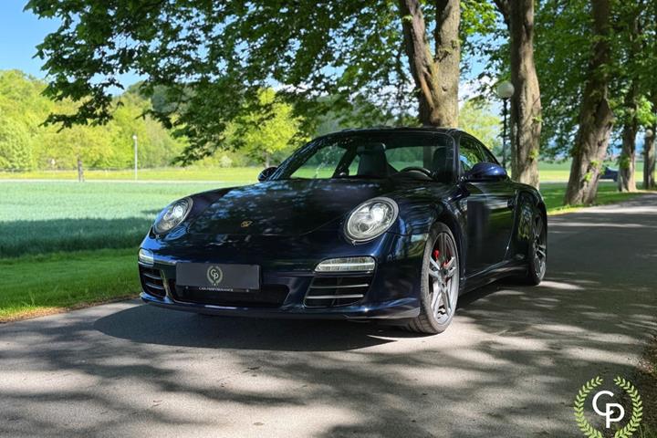 Sølv Porsche 911 Carrera 4S fra 2011 set udefra