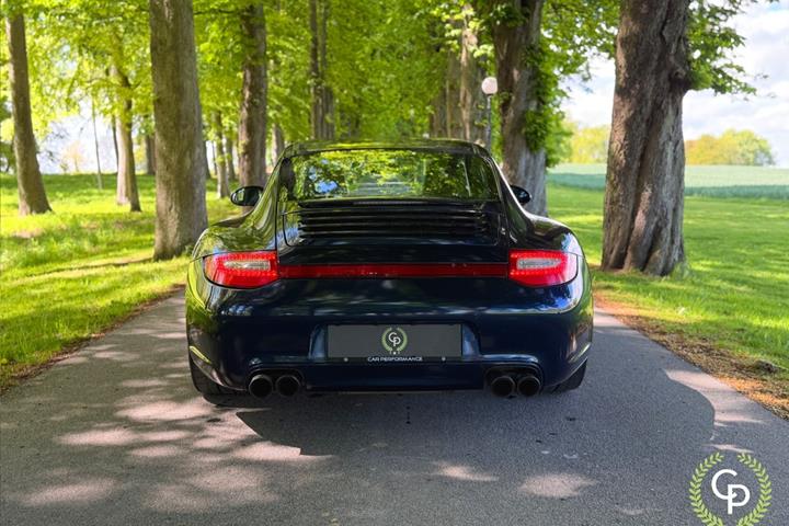 Sølv Porsche 911 Carrera 4S fra 2011