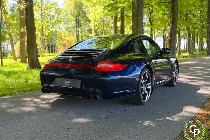 Sølv Porsche 911 Carrera 4S fra 2011