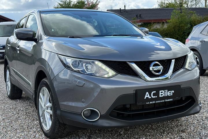 Grå Nissan Qashqai fra 2014 set udefra