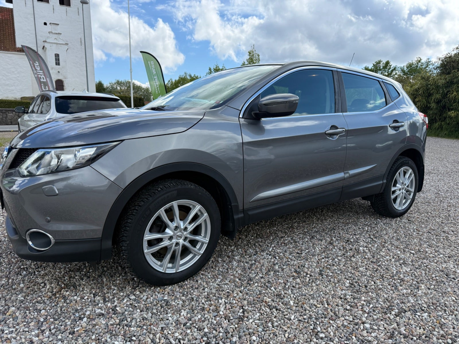 Grå Nissan Qashqai fra 2014