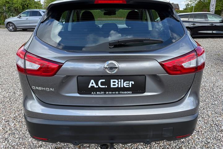 Grå Nissan Qashqai fra 2014