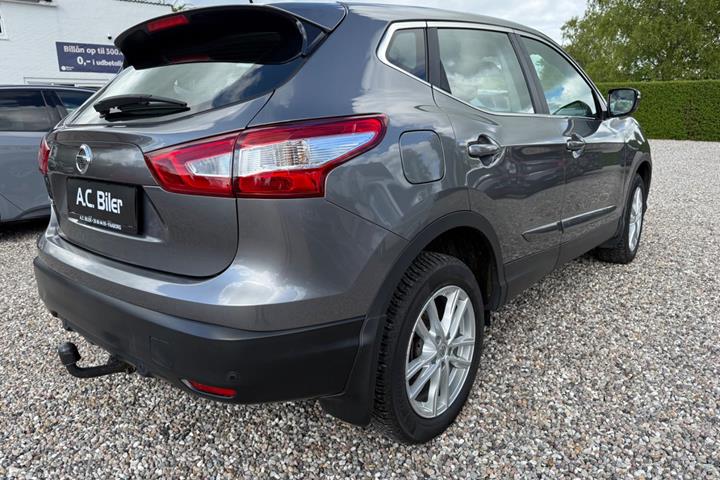 Grå Nissan Qashqai fra 2014