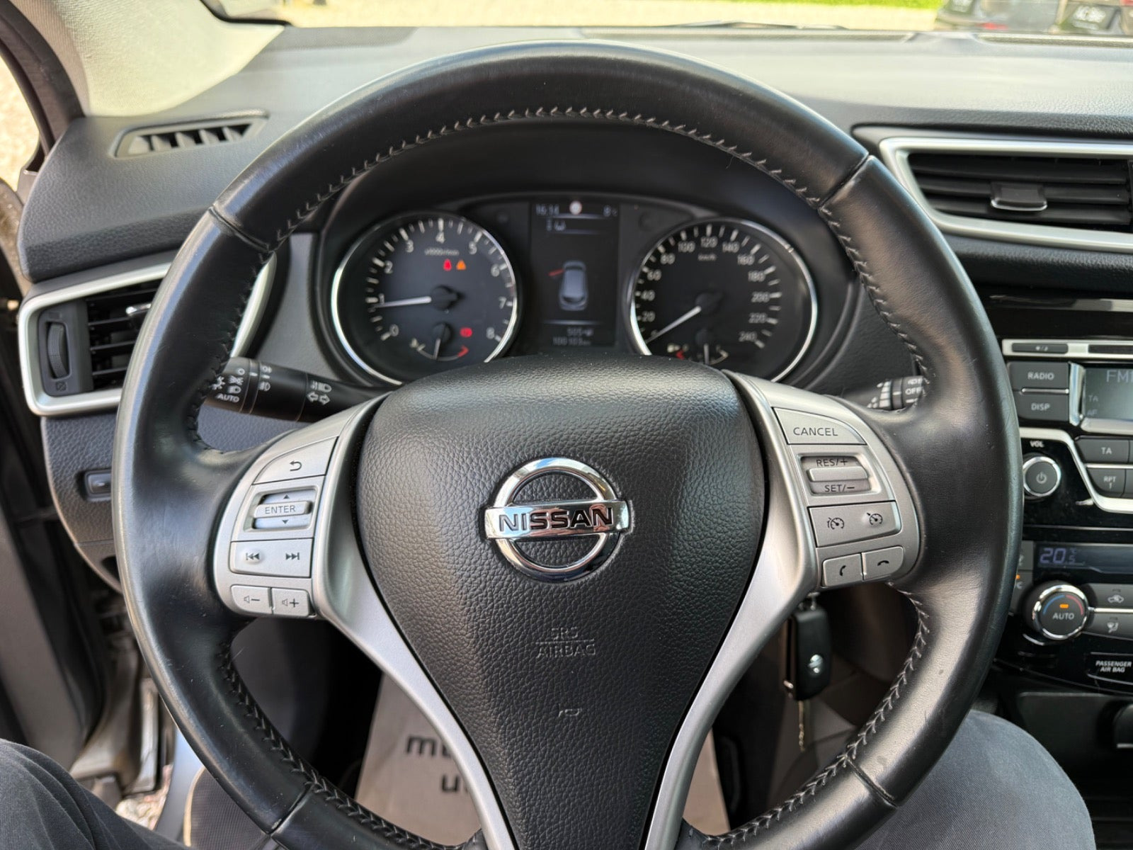 Grå Nissan Qashqai fra 2014