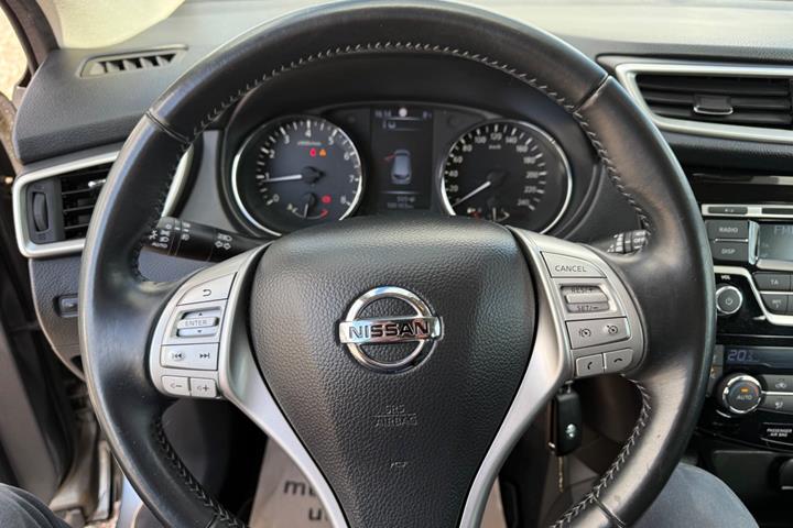 Grå Nissan Qashqai fra 2014