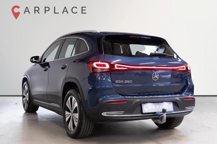 Blå Mercedes EQA250 fra 2022