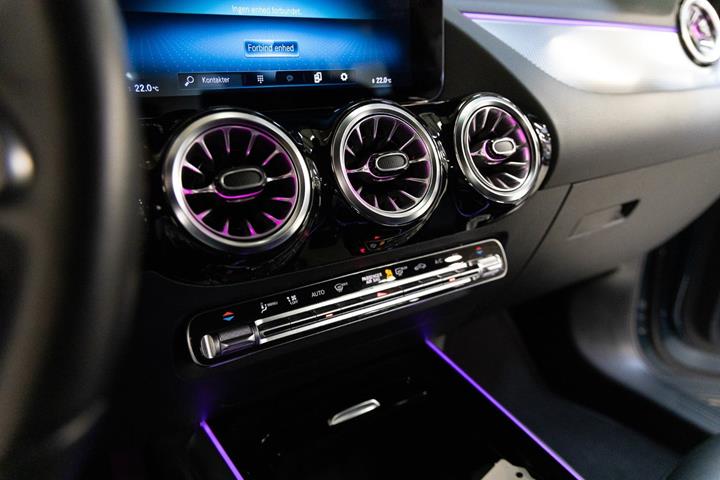 Blå Mercedes EQA250 fra 2022