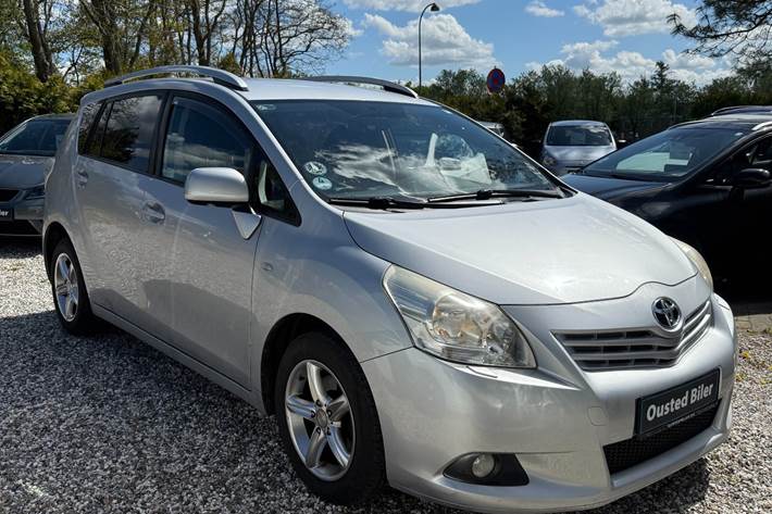 undefined Toyota Sportsvan fra 2011 set udefra