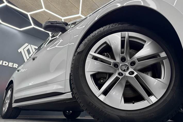 Hvid Skoda Enyaq fra 2026