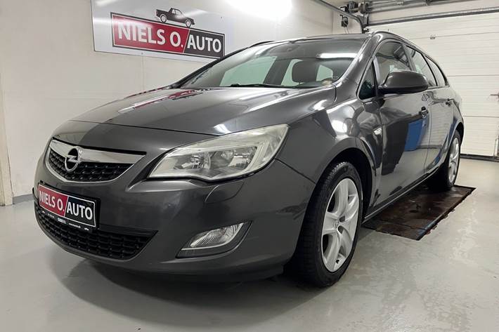 Grå Opel Astra fra 2011