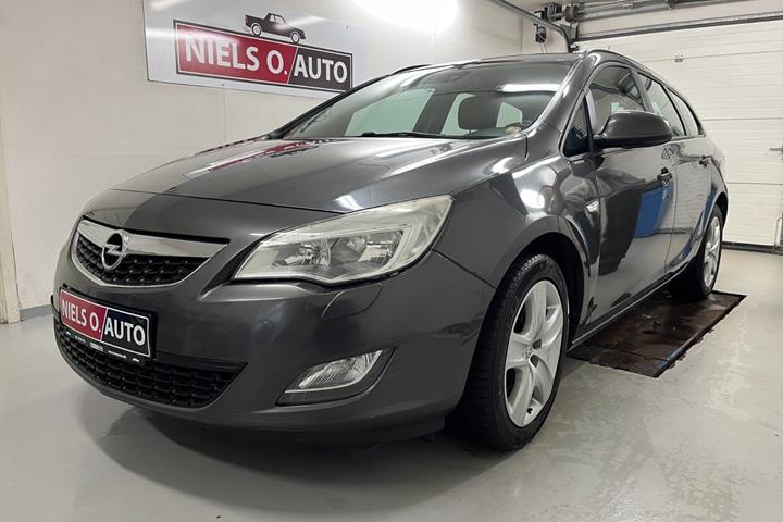 Grå Opel Astra fra 2011 set udefra