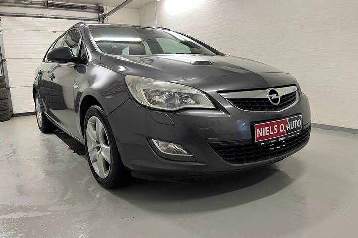 Grå Opel Astra fra 2011