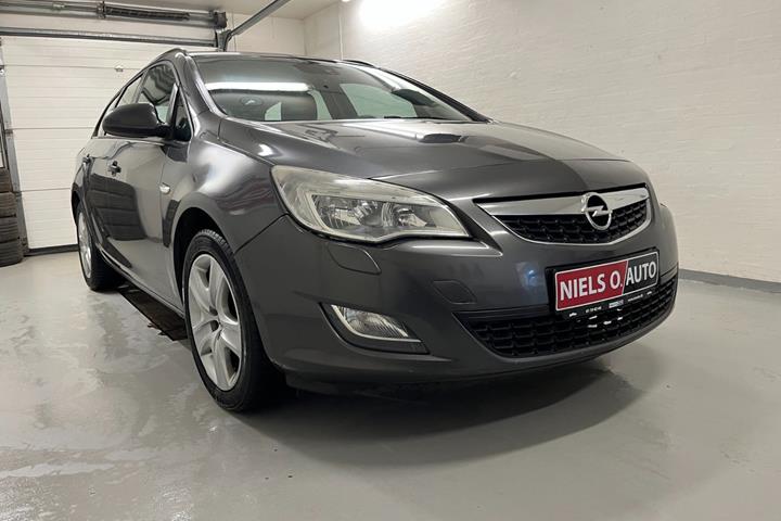Grå Opel Astra fra 2011