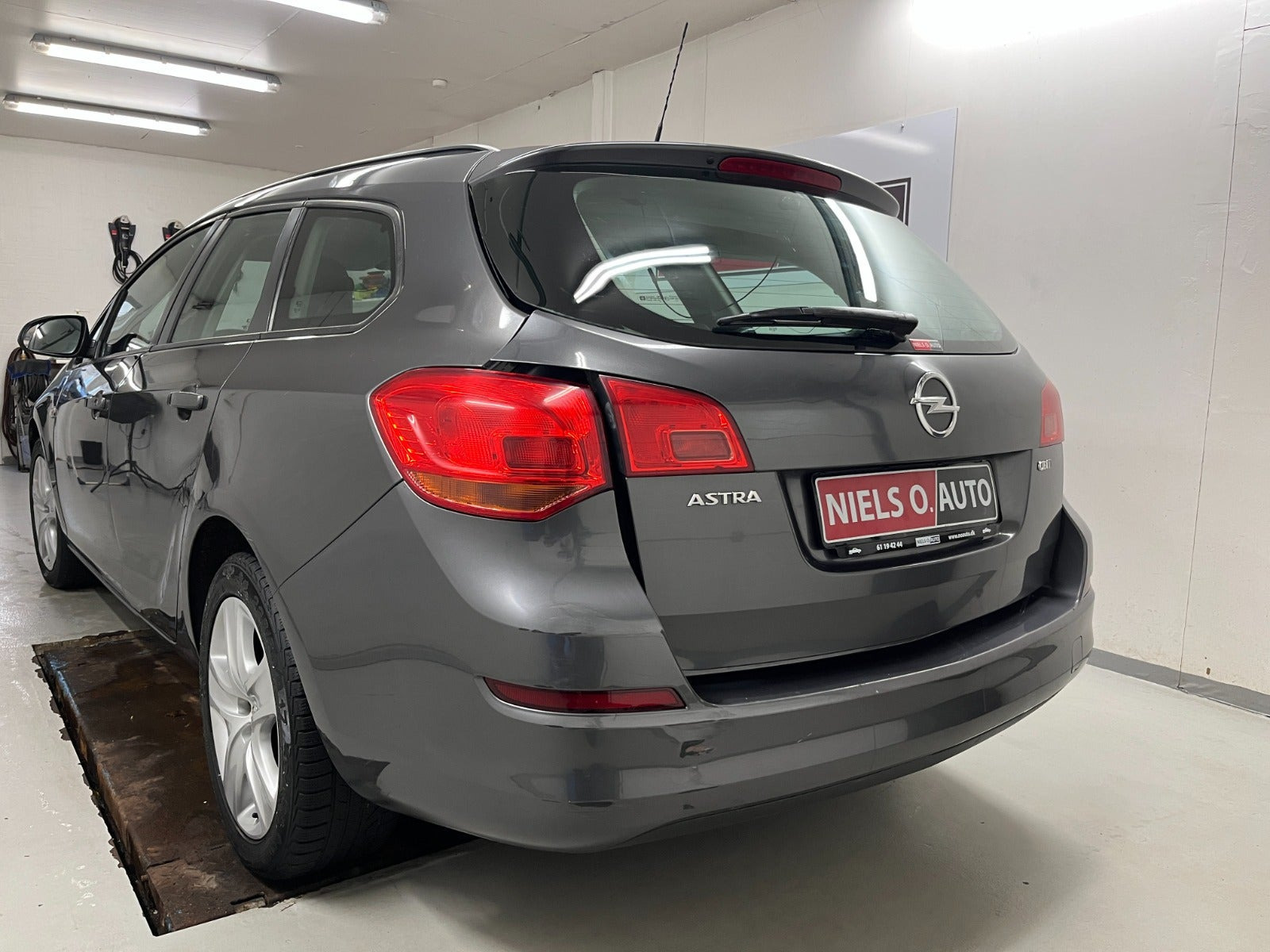 Grå Opel Astra fra 2011