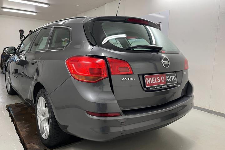 Grå Opel Astra fra 2011