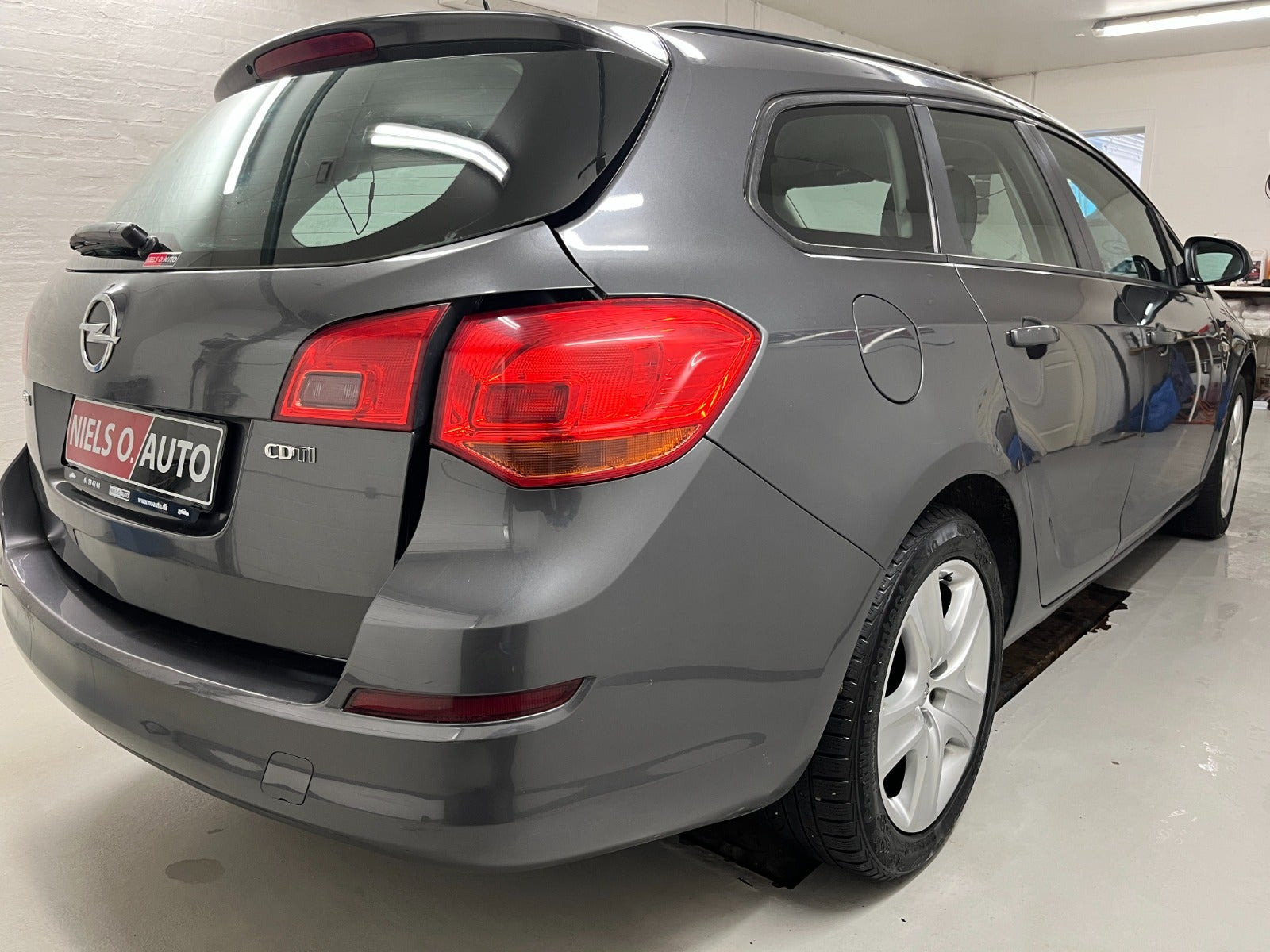 Grå Opel Astra fra 2011