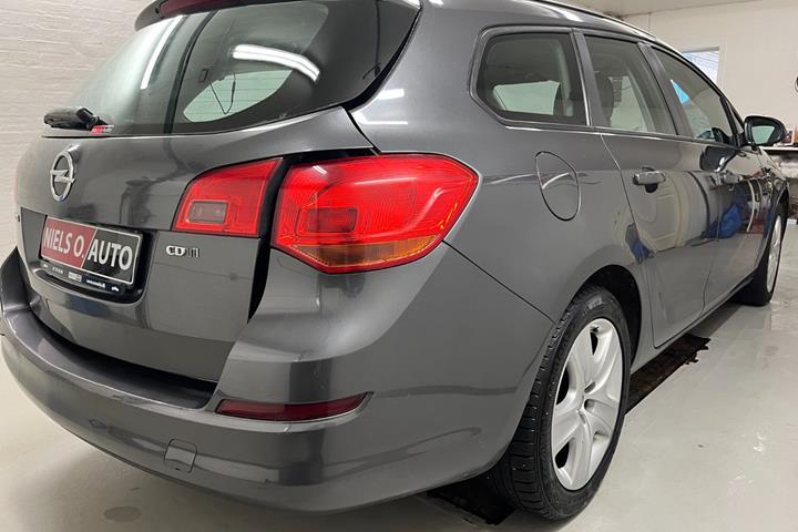 Grå Opel Astra fra 2011