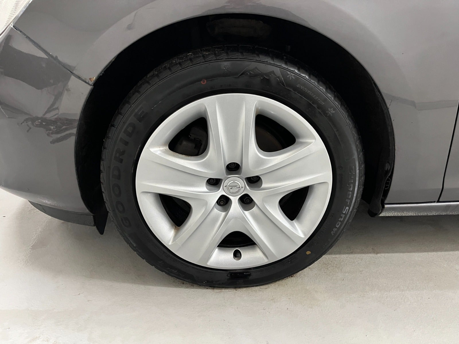 Grå Opel Astra fra 2011