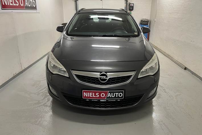 Grå Opel Astra fra 2011