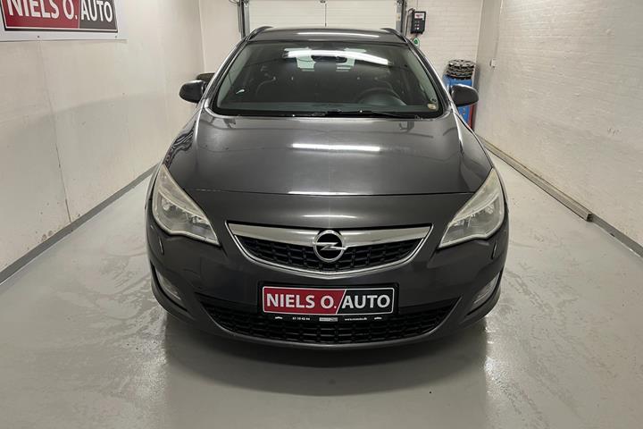 Grå Opel Astra fra 2011