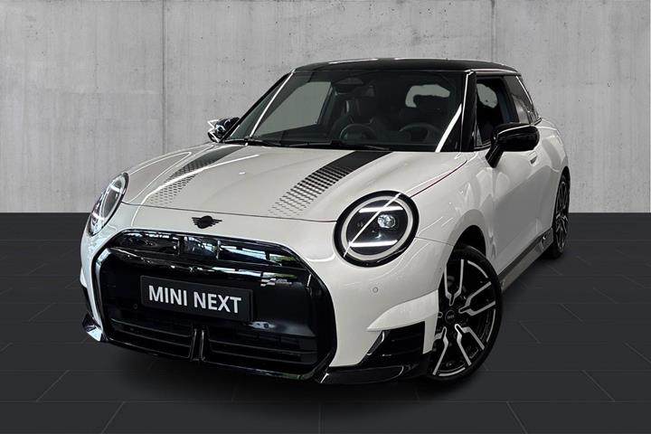 Hvid Mini Cooper SE fra 2025 set udefra