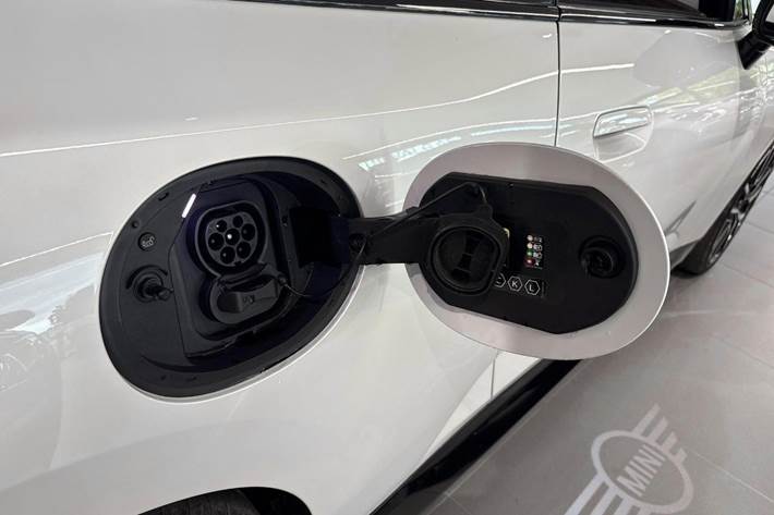 Hvid Mini Cooper SE fra 2025