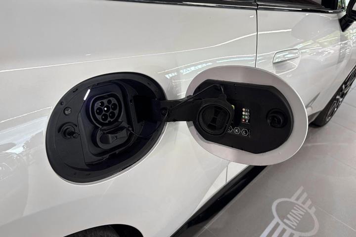 Hvid Mini Cooper SE fra 2025